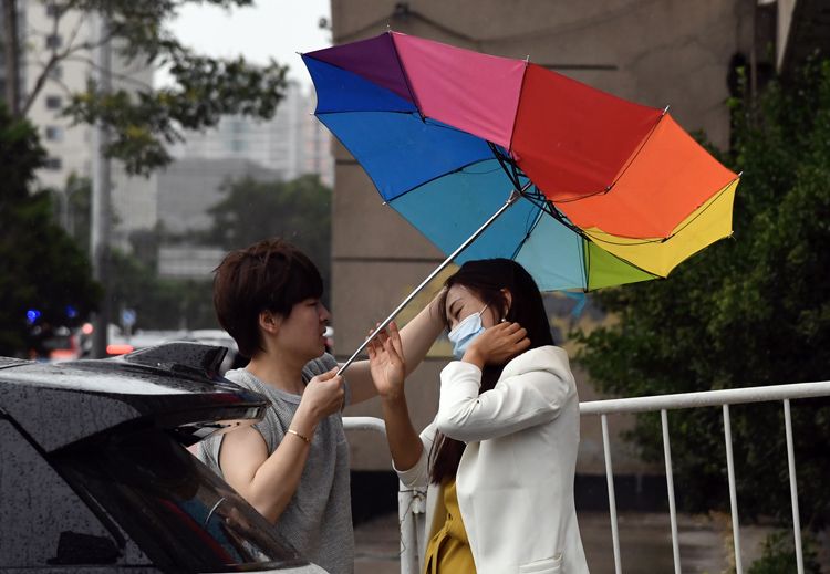 雨夹杂着阵风，吹翻了彩虹伞。