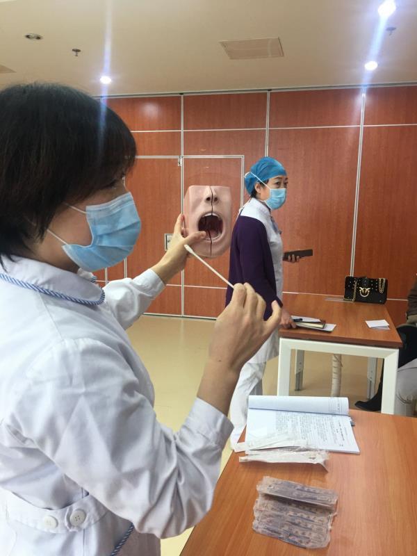 长春市中心医院对全院护士开展咽拭子标本采集技术培训