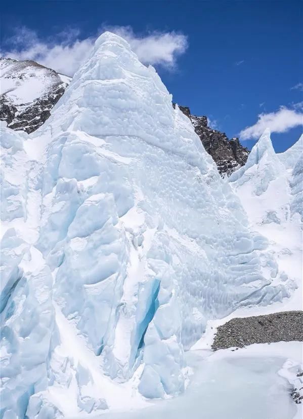 2020年5月9日，珠峰海拔5800米至海拔6500米的冰塔林。新华社记者 孙非 摄