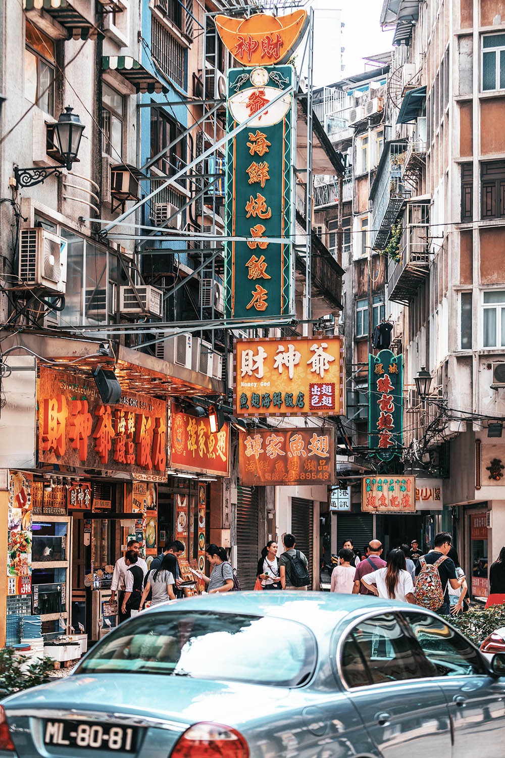 澳门街头.太阳正艳,将植物的影子照射到房子上,诡异而漂亮.