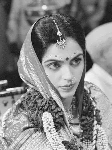 印度首富老婆妮塔被盛宠30年盛世美颜全身挂满珠宝超越英女王