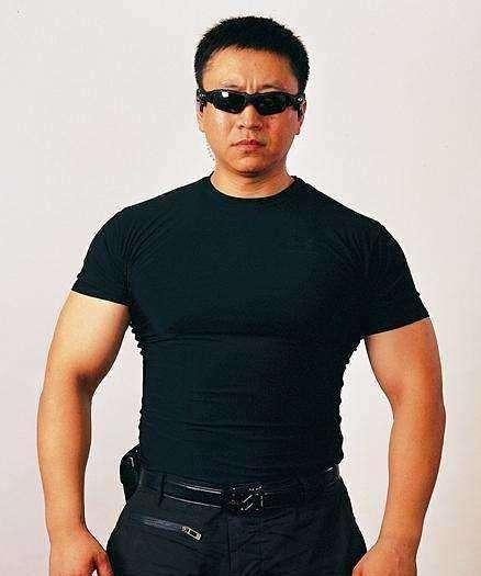 中国最强保镖一人单挑30人巴菲特美国总统争相聘请