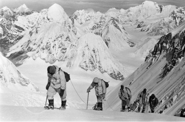  ▲资料图片：这是1960年5月，中国登山队队员在海拔7150米的冰雪坡上行进。（新华社）