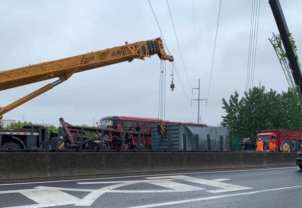 今晨高速公路发生多起大型车交通事故