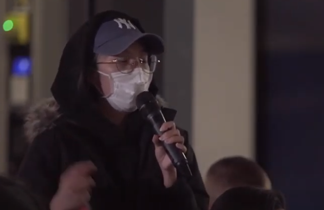  （图为支持乱港暴徒的学生用口罩遮挡自己的面孔，图片来自华威大学发布的辩论会上的视频）