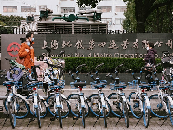 3月4日，上海西藏北路地铁站附近，停满了共享单车。澎湃新闻记者 周平浪 图