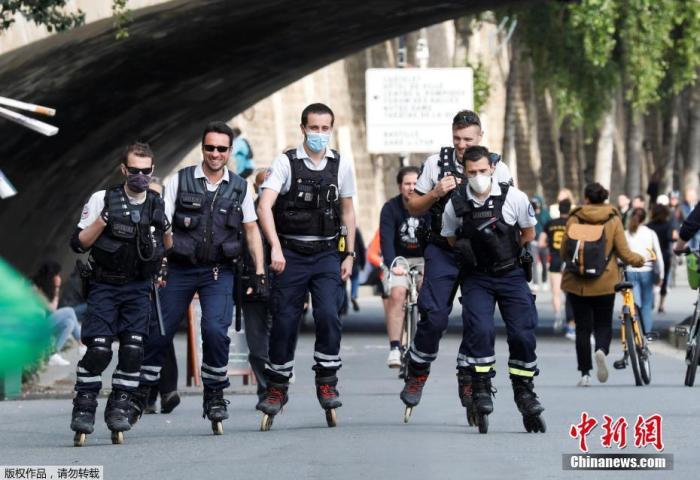 5月11日，法国开始逐步“解封”，结束已经持续55天的全国“封城”状态。当地时间5月13日，法国巴黎，塞纳河沿岸警察穿着旱冰鞋巡逻。