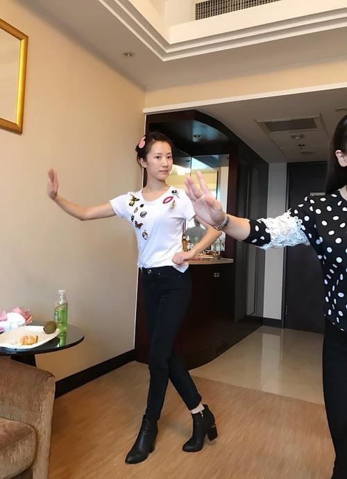 李念穿白色背心,身材好就不用说了,这素颜肌肤状态真是无法形容