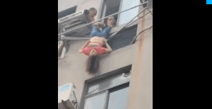 女子双腿倒挂8楼晾衣架！被邻居救下后，女子说出了这个原因…