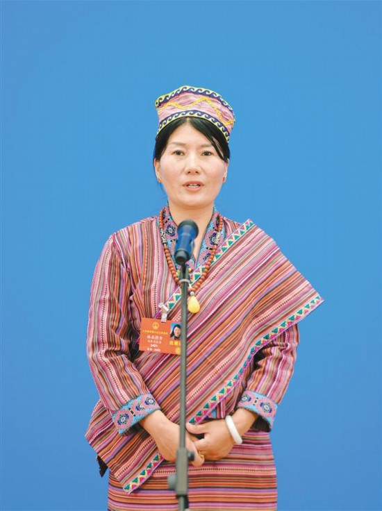 格桑德吉走上"代表通道" 在线对话媒体记者