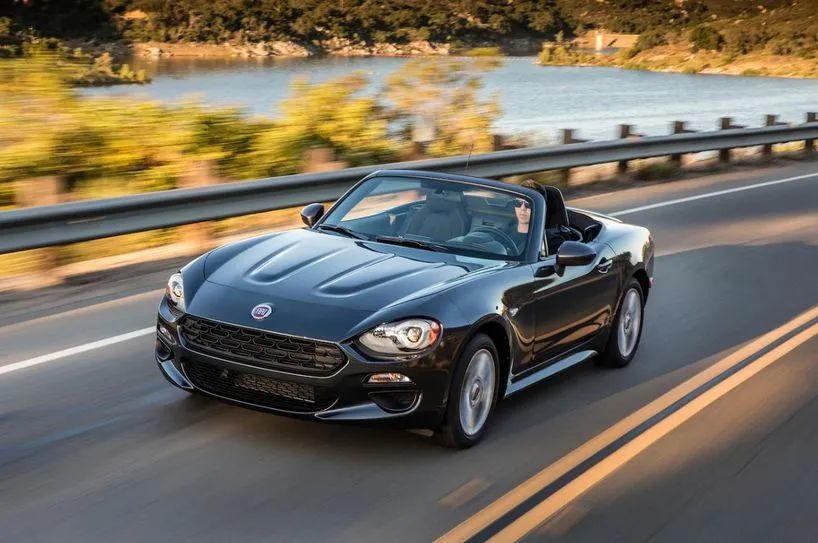 浪漫又有乐趣的敞篷小跑,这还是我们印象中的菲亚特吗?