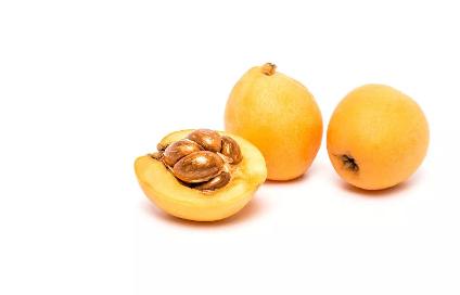 小编提醒家长们一定要注意先将枇杷核取出再给孩子食用