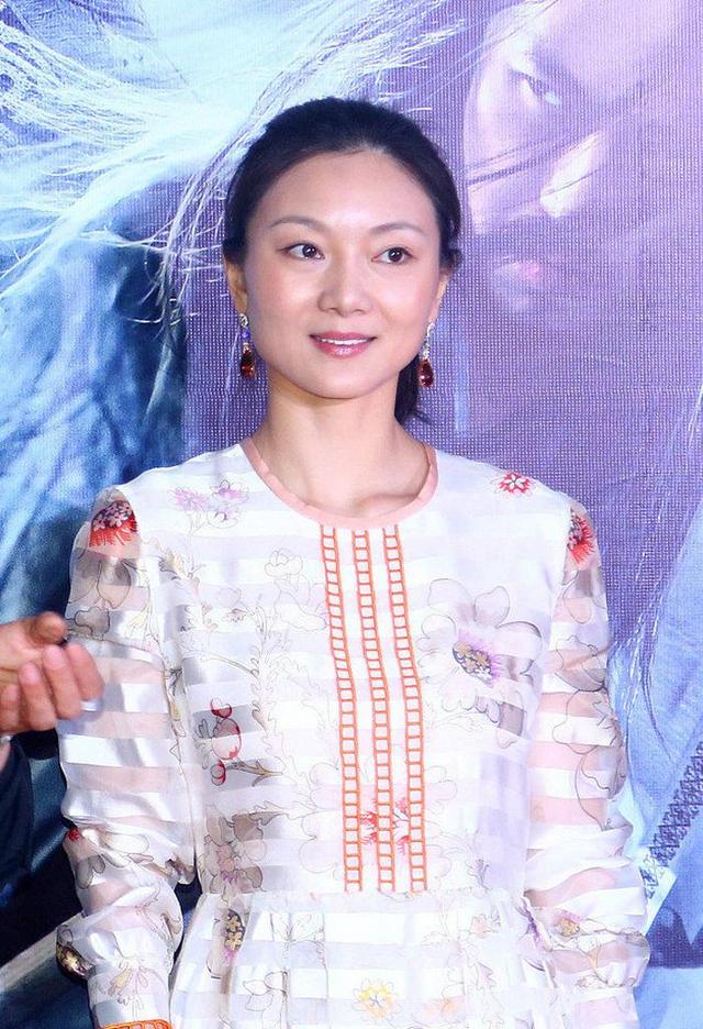 被张艺谋小31岁的娇妻惊艳到!一袭公主裙温柔大方,气质不输女星
