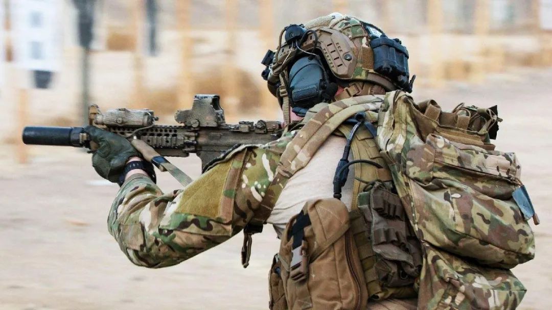 美国大兵为啥要在战场上戴耳机?中国军队为啥没有?答案很现实