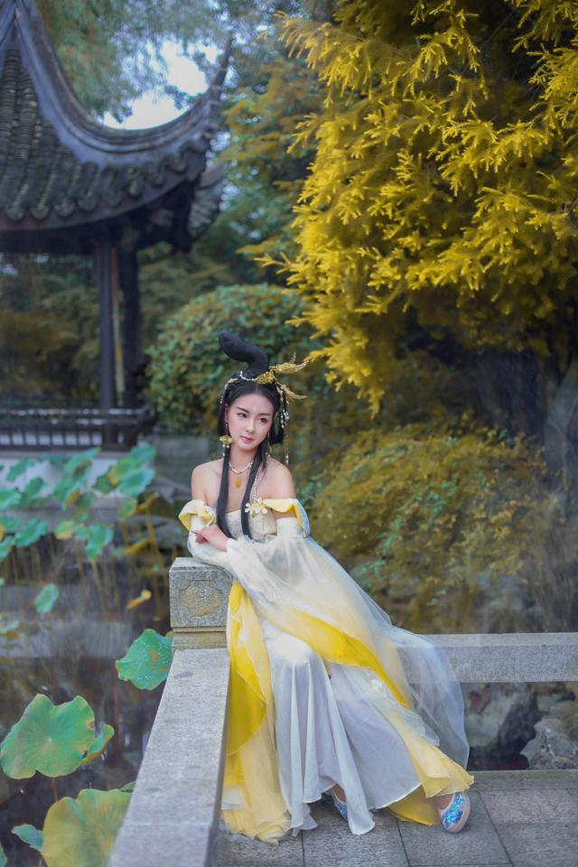 白水 协力:小妍 排版:橙子水 妆造:自理 发型:云鹤曼舞 服装:璎玥坊