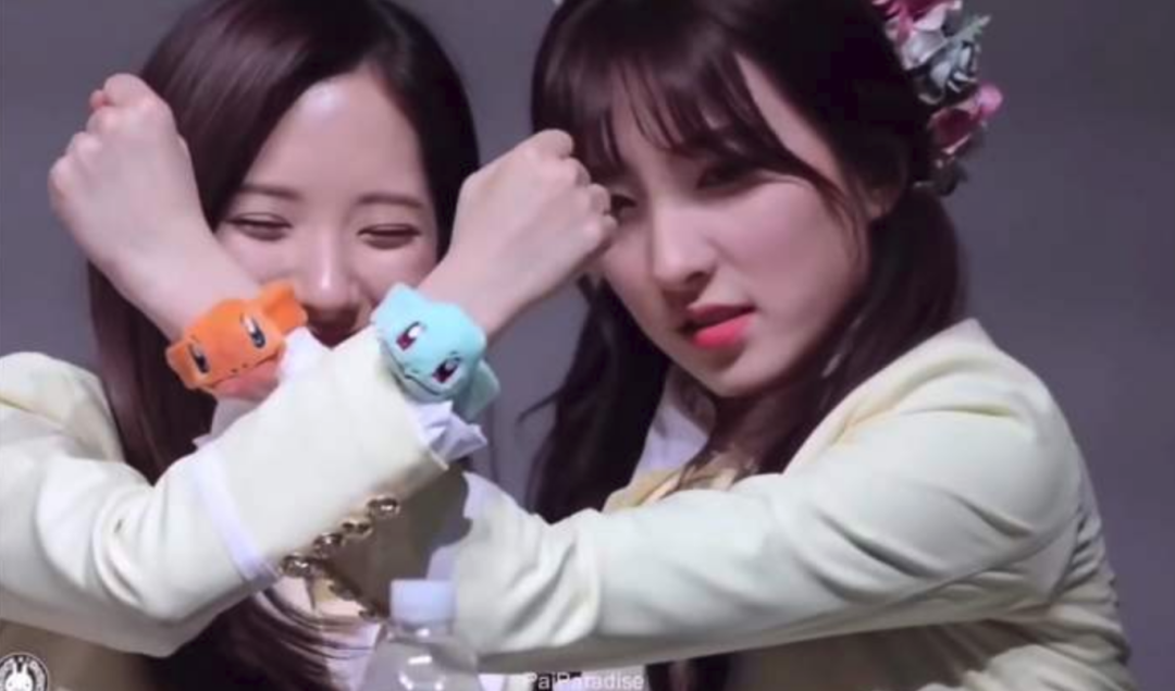 恩苞cp一直是宇宙少女中的大热cp来着.两人一起戴情侣手环