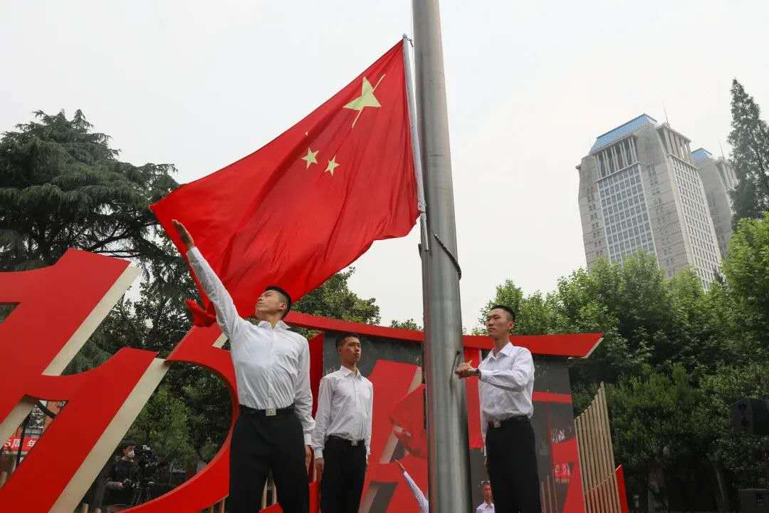 5月27日早8时,升旗仪式在邯郸校区举行。 复旦大学供图