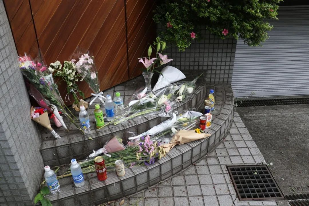 民众在《双层公寓》的拍摄地献花悼念木村花。/推特