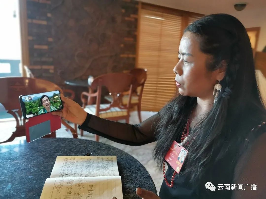 正文  回到住地,魏艺红打开了手机,视频连线普洱思茅区,孟连县咖啡