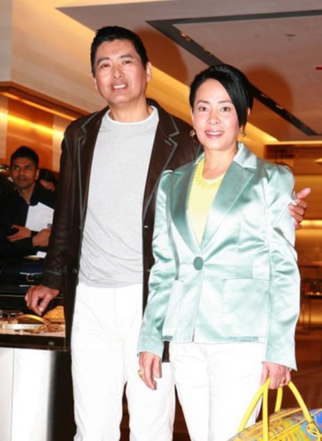 周润发与老婆陈荟莲,一个穿西服帅气十足,一个穿连衣裙超减龄