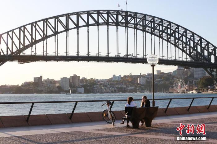 当地时间5月3日，悉尼秋高气爽，民众纷纷走到户外，享受秋日阳光。