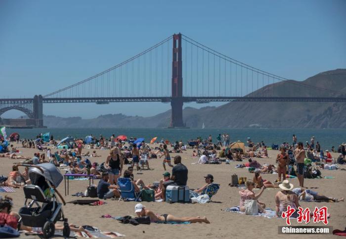 当地时间5月25日，虽然疫情仍在持续，但美国旧金山市民在纷纷外出到金门大桥附近的海滩纳凉。 中新社记者 刘关关 摄