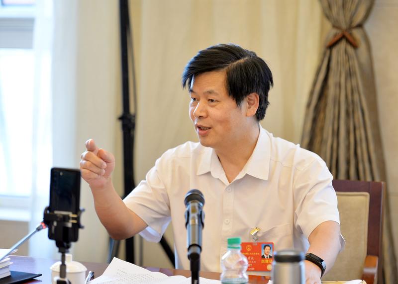 专访全国人大常委会委员郑功成:建议尽快制定医疗保障法