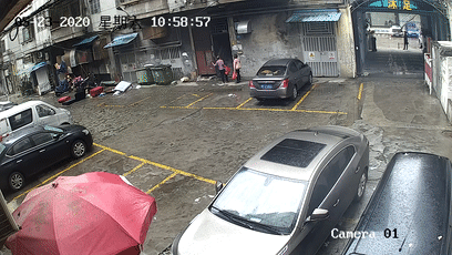 粉色上衣女子送阿婆上楼