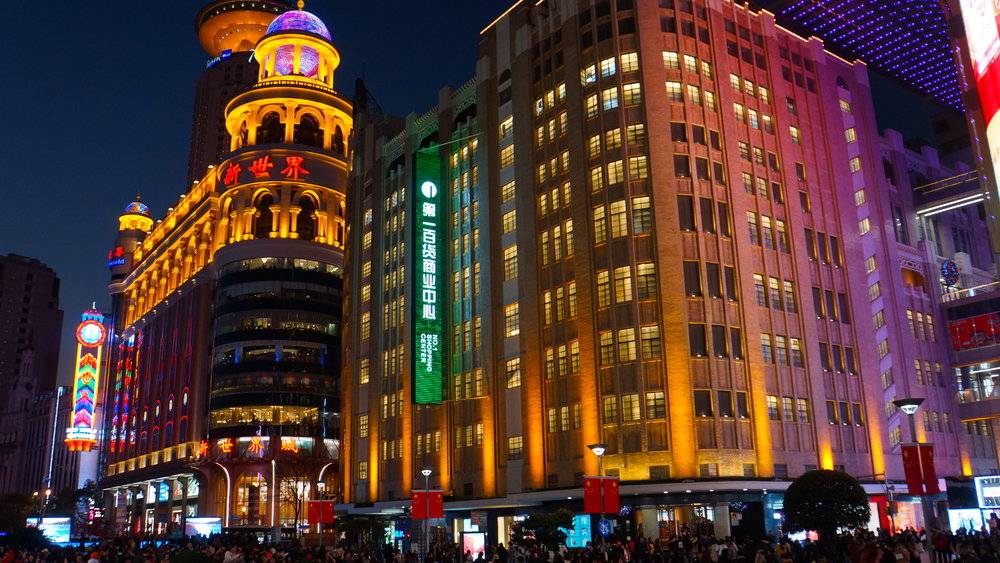 旗下的百货门店新世界城拥有拥有建筑面积21万平米,位于上海核心商圈