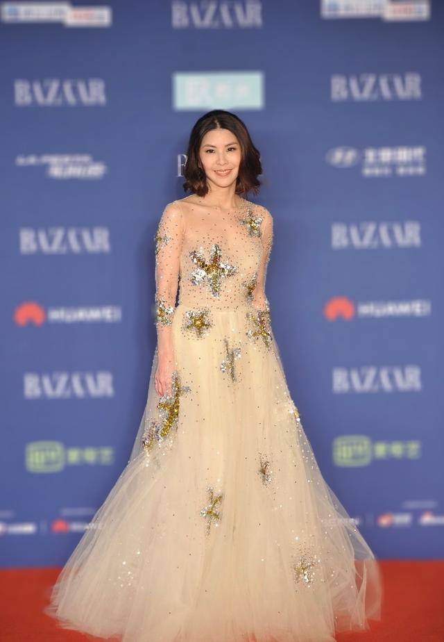 许茹芸终于换发型,一袭裸色薄纱连衣裙高调亮相,高级感扑面而来