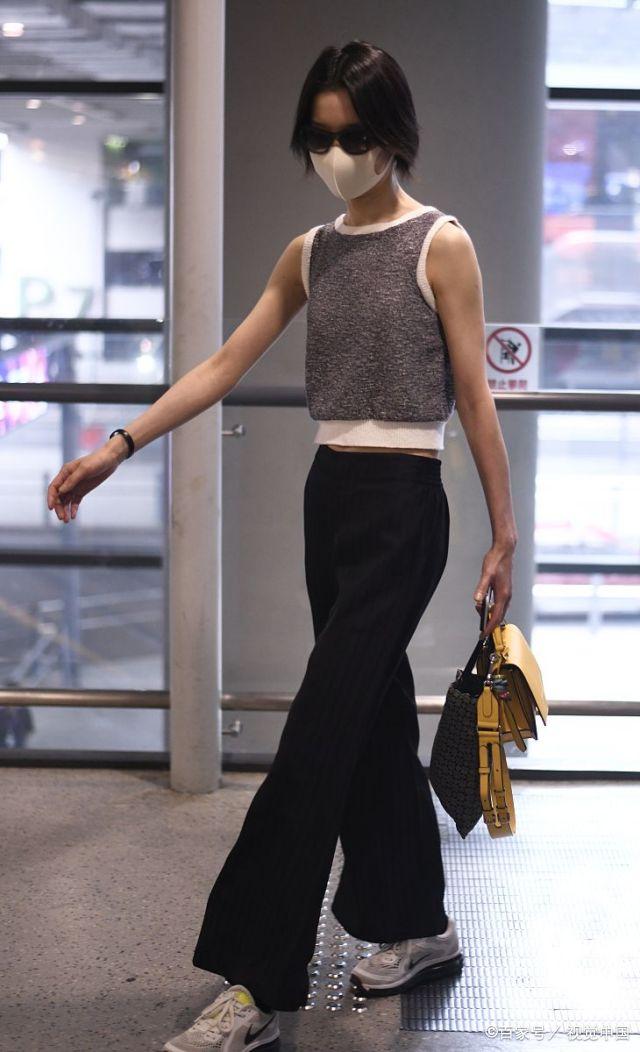 杜鹃穿北京机场化身"行走的衣架",气质洒脱超模范儿十足