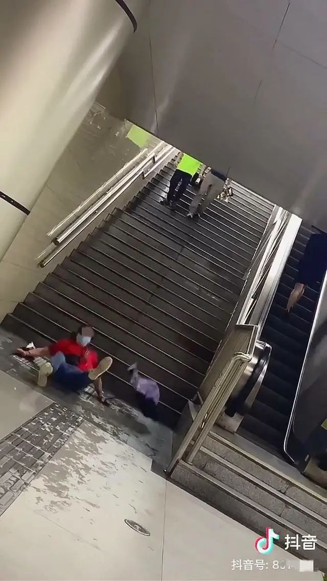 南充民生每逢雨天下穿通道阶梯附近就经常有市民摔倒