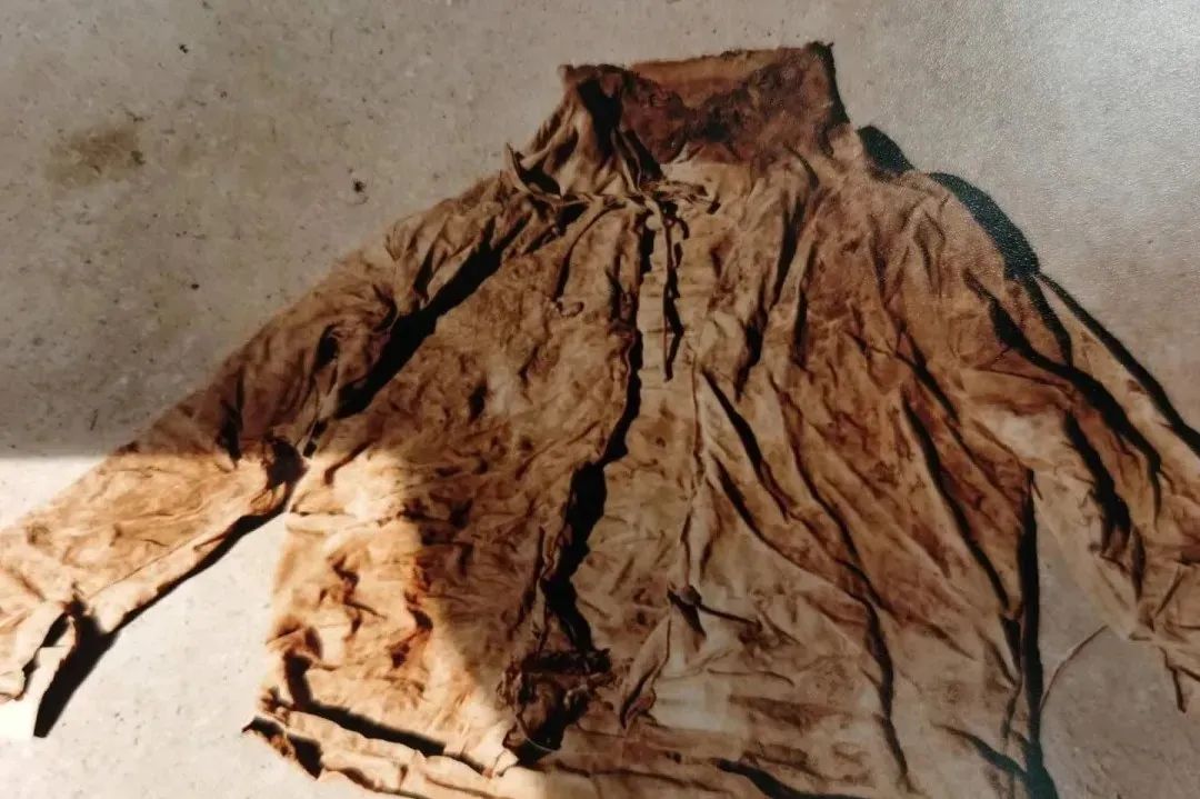 在霍林河发电厂筹备处院内西墙内侧一自然坑内发现一具白骨化的尸体