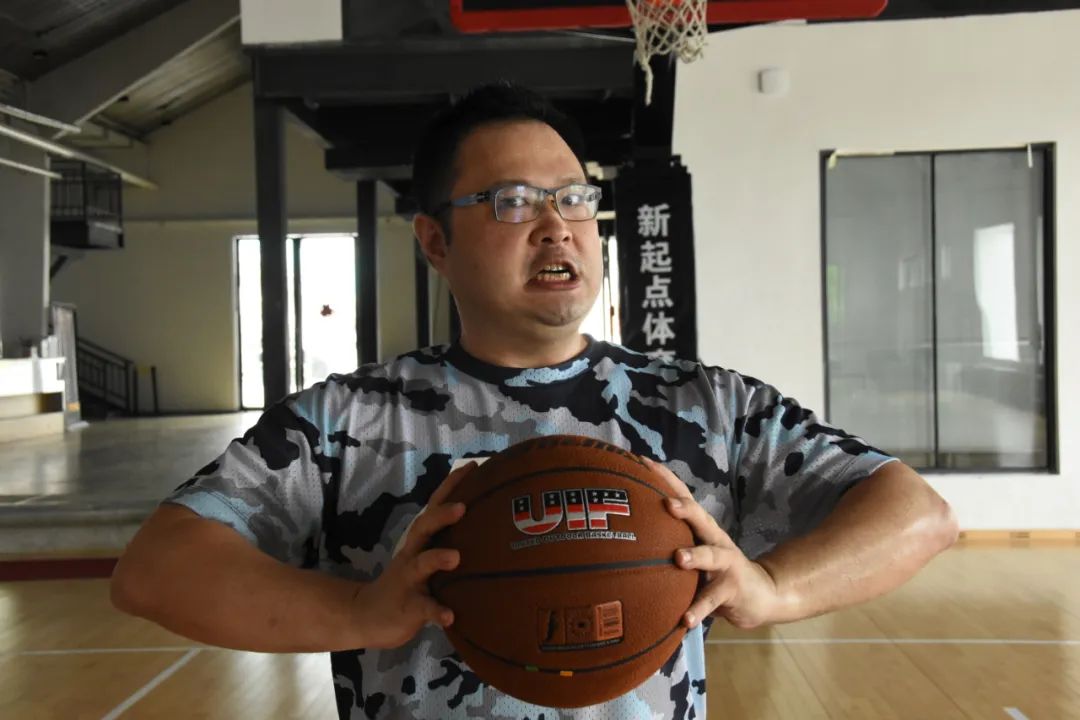 搞错了今天,我们的篮球解说员朱立宇,就亲身落场,话给大家知,他有几"