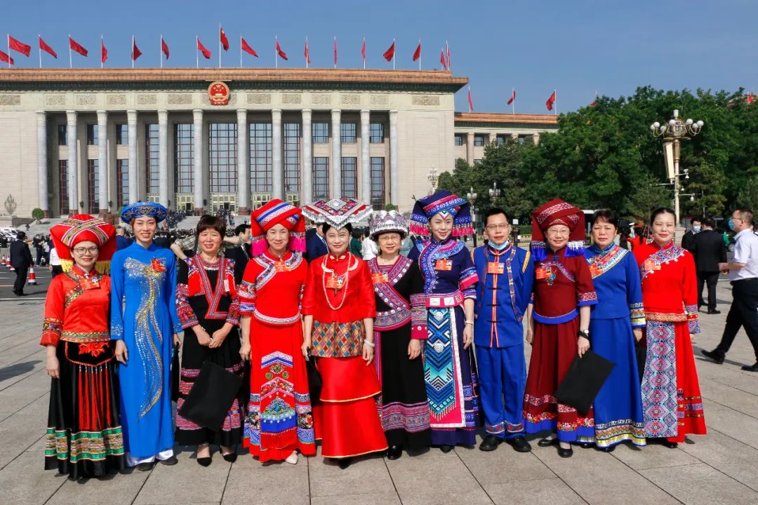 【少数民族代表读报告】黄利婷:这是一个"以人民为中心"的政府工作