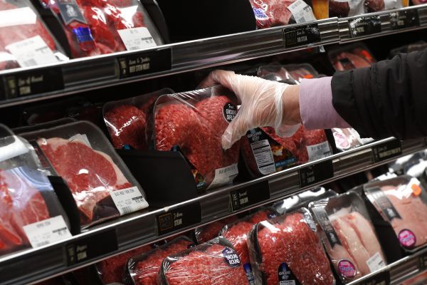 4月29日，在美国密歇根州伯克利一家市场，一名顾客选购货架上的牛肉。新华/美联