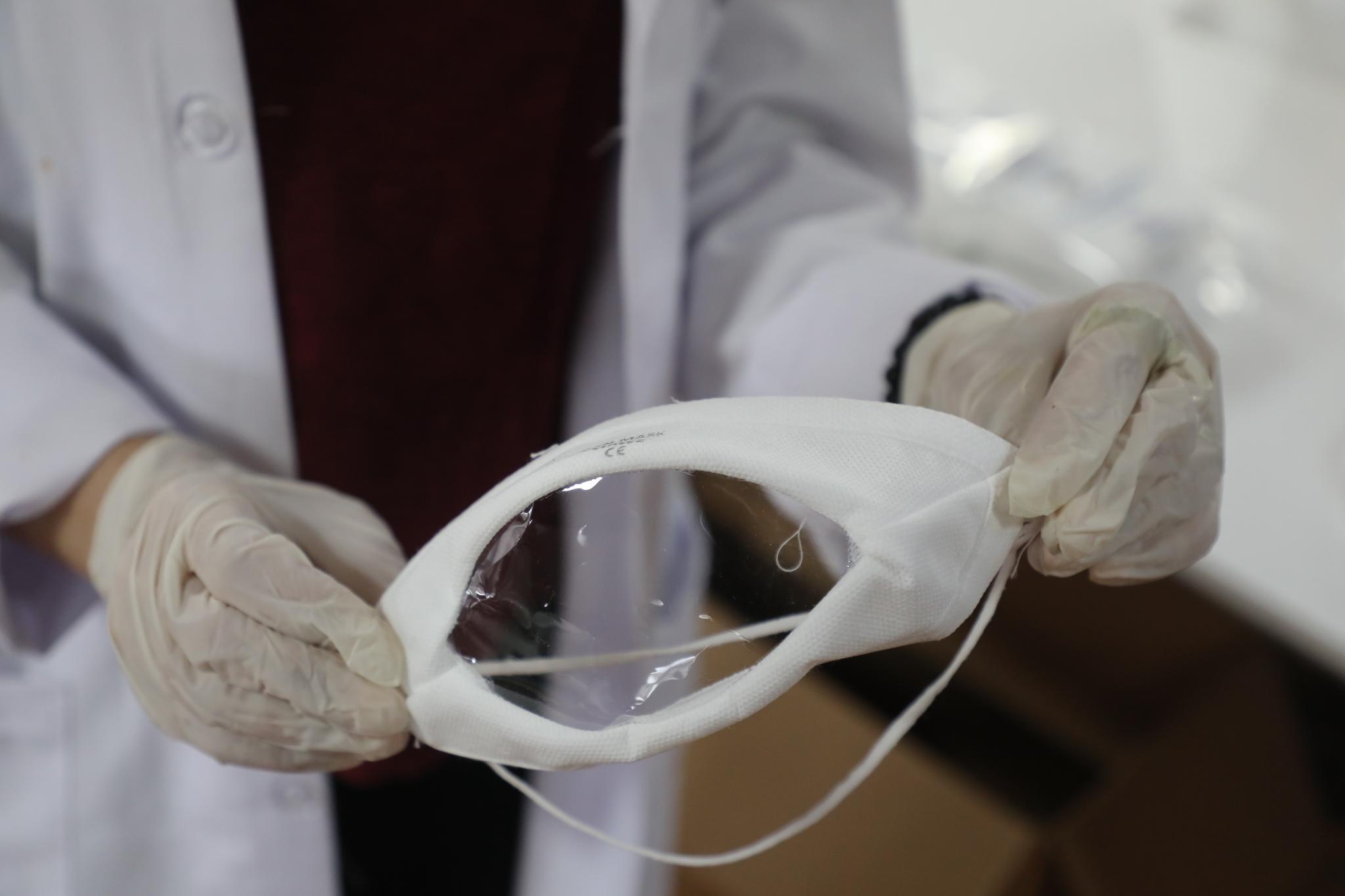 63工人生产嘴唇部分透明的特殊口罩