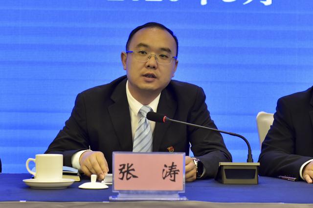 会上,昌宁县委副书记张涛晒出昌宁县脱贫攻坚战"成绩单":2018年,昌宁