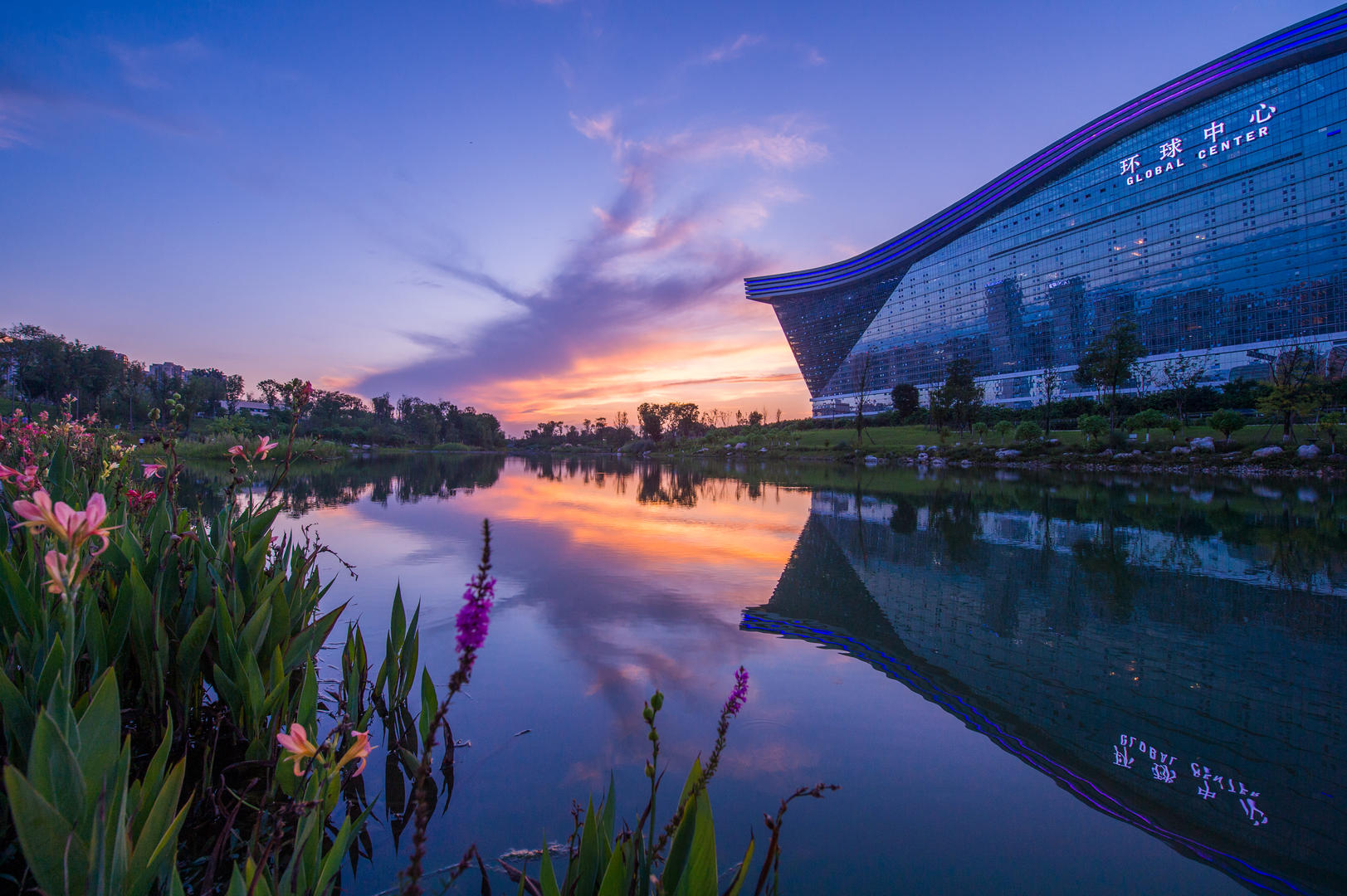 ▲图为成都环球中心夜景。图据ICphoto