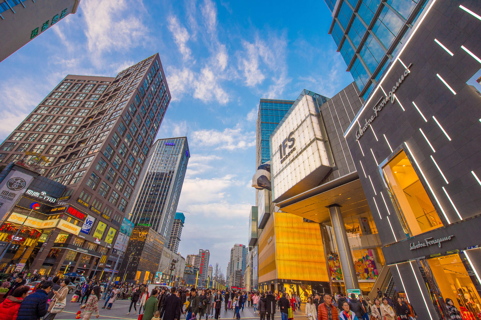 ▲图为成都春熙路和IFS商圈夜景。图据ICphoto