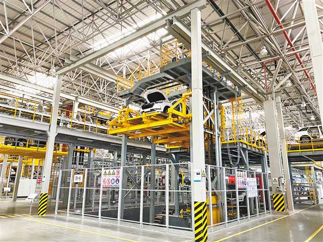 长安汽车两江工厂,智能化生产线正在组装汽车.该工厂负责uni-t的生产.