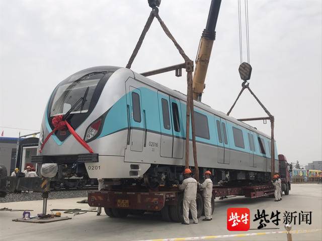 视频揭秘常州地铁2号线首列车蓝精灵来了