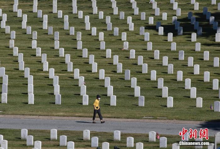 当地时间5月25日，正值美国将士阵亡纪念日，因为很多纪念活动以虚拟的方式举行，美国各地的国家公墓也比往年的同一天安静了许多。图为一位市民在位于旧金山湾区的金门国家公墓行走。 中新社记者 刘关关 摄