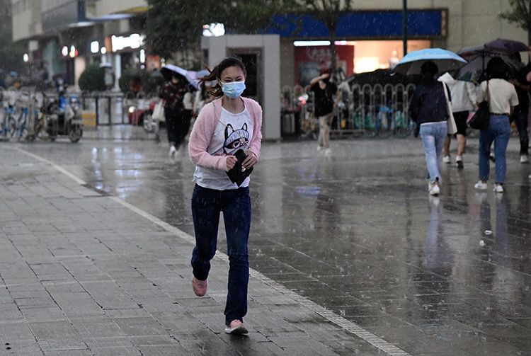 广渠路,一位女孩快步跑向地铁站。
