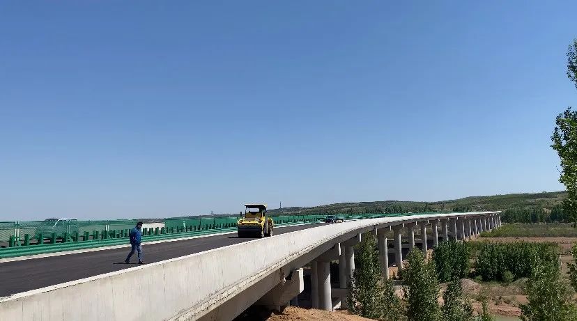 在s31线大龙高速大饭铺互通立交施工段,工人师傅们正在进行路基石铺设