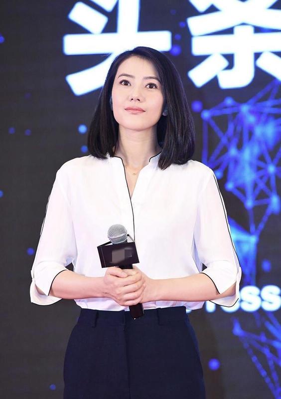 高圆圆不愧是气质女神,白色衬衫搭配西裤现身活动,气场十足