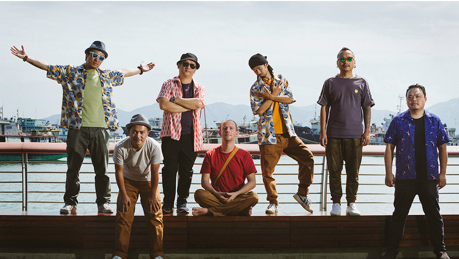 20:30-21:00三跺脚乐团除了极具现代感的传统电声三大件之外,贵州一些