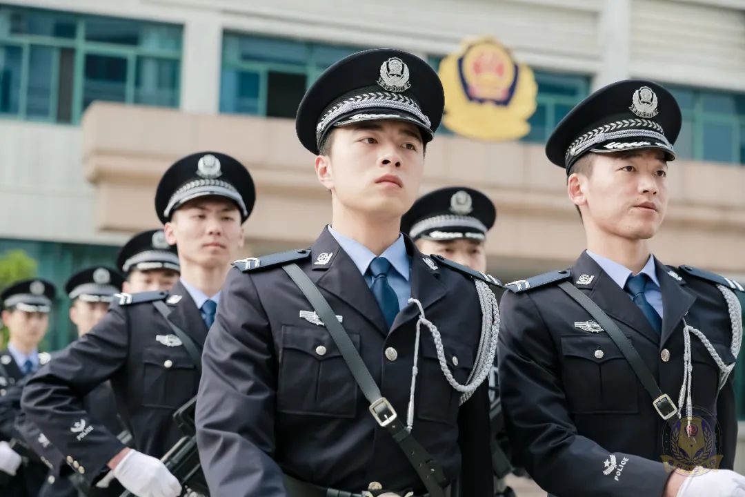 气场两米八,最帅警察国旗班向你走来!