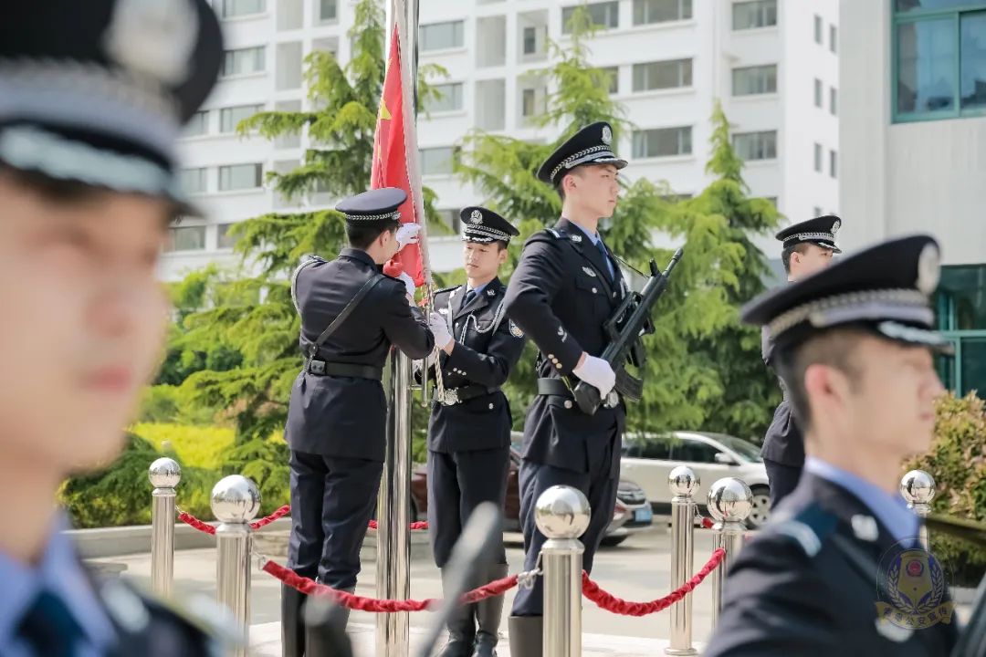气场两米八,最帅警察国旗班向你走来!