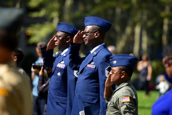 资料图:2014年9月18日,美国空军军人在纽约曼哈顿参加美国空军成立67